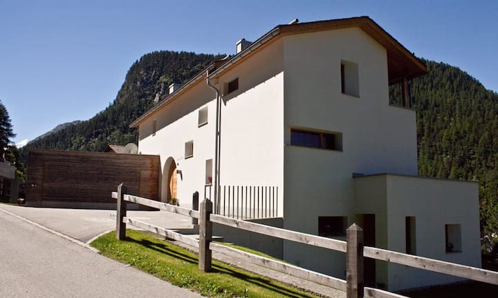 Auf die Terrasse mit grosszügigem Sitzplatz gelangt man vom Wohnzimmer sowie...