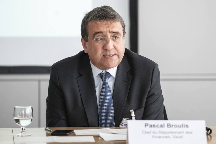 Pascal Broulis, conseiller d'Etat, chef du Departement des finances et des relations exterieures du canton de Vaud, parle lors d'une conference de presse sur le lancement de la campagne des cantons romands en soutien a la RFFA, reforme fiscale et financement de l'AVS, ce lundi 11 mars 2019 dans les locaux de l'entreprise Turck Duotec, a Delemont. (KEYSTONE/Adrien Perritaz)