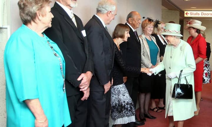 Mehr als vier Millionen Menschen soll sie dabei schon getroffen und die Hand geschüttelt haben.