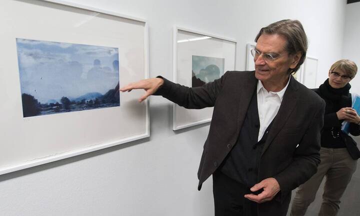 Seit 1993 gibt es bereits das «Bilanz»-Künstler-Rating. Das sind die zehn wichtigsten Schweizer Künstler 2017:Platz 10: Markus RaetzIm Vorjahr noch auf Platz 15 schafft Markus Raetz in diesem Jahr den Sprung in die Top Ten. Preisspanne: 20'000 - 250'000 Franken