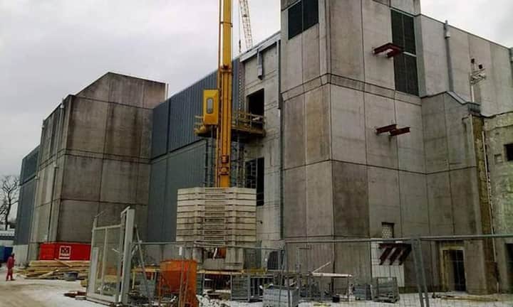 Der deutsche Internetprovider «1 & 1» hat sich im Siemens Technopark im hessischen Hanau eingerichtet - und das in einem Atomgebäude. In der Brennelementefabrik Neue MOX stehen nun auf 10'000 Quadratmetern Computer.