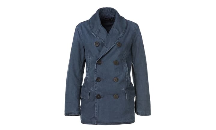 Klassisch: Ralph Lauren Diese blaue Cabanjacke aus vorgewaschener Baumwolle punktet durch ihren Used-Look und maritimen Style. Sie ist durchgehend gefüttert und somit auch etwas für kältere Frühlingstage. Preis 499 Franken