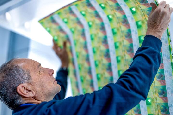 Fälschern einenSchritt vorausEinige Sicherheits-­Features wie die ­mikroskopisch kleine Perforierung sieht man nur im Gegenlicht.