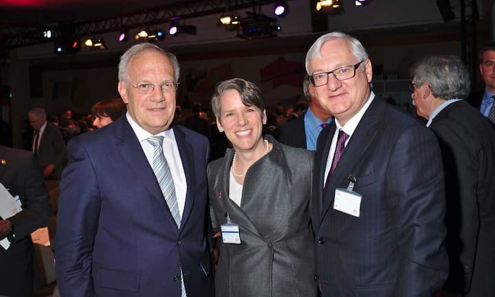 Johann-Niklaus Schneider-Ammann, Bundesrat;
Susan LeVine, Botschafterin der USA in der Schweiz;
Peter Voser, President, St. Gallen Foundation Board of Trustees