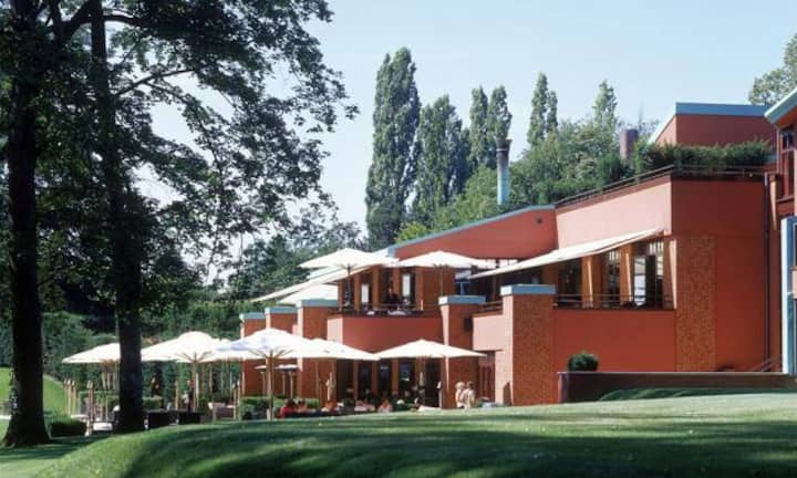 Platz 6 (Vorjahr: 5): La Réserve Genève, Genf-BellevueDas Genfer City-Resort verlor einen Platz von 5 auf 6. Das sichert ihm dennoch unseren Respekt und viele glückliche Gäste. Das Interieur ist in cooler Opulenz im Stil einer urbanen Afrika-Lodge mit zahllosen exzentrischen Accessoires durchgestaltet. Das gefällt auch den Einheimischen und Expats, die sich gerne in der stets belebten Hotelhalle treffen. Ein Boots-Shuttle verbindet die La Réserve Genève mit dem Stadtzentrum.