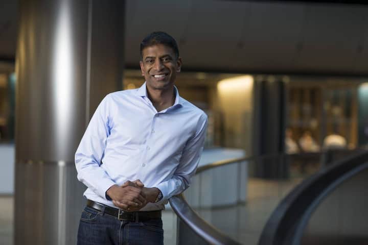 Vas Narasimhan, CEO der Novartis AG, lässt sich anlässlich eines Bloomberg-Interviews fotografieren.