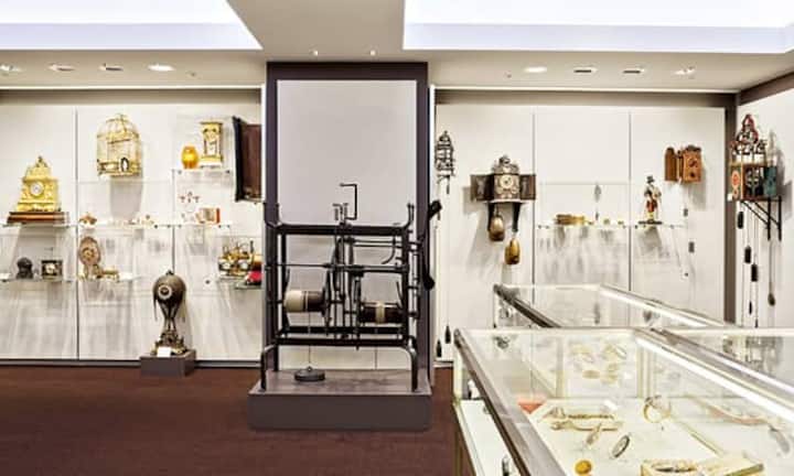 250 Exponate gibt es im wieder eröffneten Uhrenmuseum der Beyer Chronometrie an der Zürcher Bahnhofstrasse zu sehen. Darunter Schattenstäbe, Sonnen-, Öl-, Sand-, Wasser-, Stand-, Tisch-, Taschen- und Armbanduhren sowie wissenschaftliche Instrumente zur Zeitbestimmung und Navigation. Das Museum schöpft aus einem Fundus von 500 Preziosen, die Ausstellung wird immer wieder umgestellt.