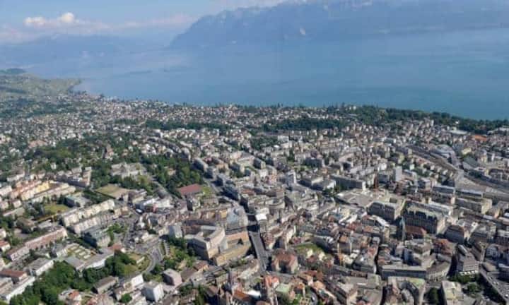 Mit 269 Franken der Quadratmeter im Jahr ist Lausanne deutlich günstiger als das nahe Genf.Günstige Büroräume finden sich nördlich der Universität und der Hochschule EPFL in Ecublens und Renens. Besonders attraktiv sind diese Regionen, da bereits Pläne für ihre bessere Erschliessung mit öffentlichen Transportmitteln bestehen.