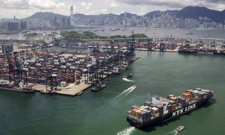 So braucht es jeweils nur eine schlechte Nachricht, um die Börsen erneut in Aufruhr zu versetzen. Am 27. Juli lösten enttäuschende Konjunkturzahlen den grössten Tagesabsturz seit 2007 aus. Dabei blieb es nicht: Rund einen Monat später kam der nächste Aktiencrash, Shanghai verlor über acht Prozent. Und auch 2016 begann mit einem weiteren rabenschwarzen Tag am 4. Januar.Bilder: Bloomberg/Keystone/Reuters