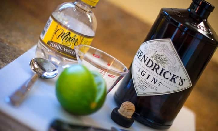 Der Klassiker Gin Tonic hat es in sich. Ein Drink mit 40ml Gin und einem Tonic-Wasser hat über 150 Kalorien. (Bild: foodrepublic)