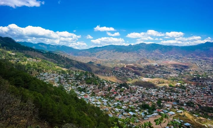 Das Vermögen der saudi-arabischen Milliardäre ist in etwa so gross wie das BIP von Honduras: «Forbes» listet für Saudi-Arabien vier Milliardäre: Abdulla bin Ahmad Al Ghurair mit 6,4 Milliarden, Majid Al Futtaim mit 6,2 Milliarden, Saif Al Ghurair mit 3,4 Milliarden und Abdulla Al Futtaim mit 3,2 Milliarden Dollar. Zusammen besitzen sie 19,2 Milliarden Dollar. Das BIP von Honduras beträgt für 2015 geschätzt 19,94 Milliarden Dollar.Nan Palmero/Flickr