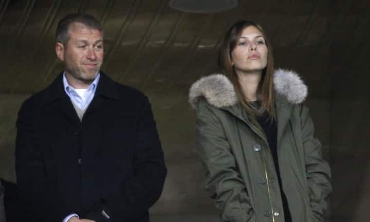 Das US-Kunstmagazin ARTnews hat ein Ranking der 200 aktivsten Kunstkäufer und Sammler zusammengestellt. Die Liste besteht dabei aus Immobilien-Magnaten, Computer- und Software-Milliardären, Hedgefonds-Managern sowie russischen Oligarchen wie Roman Abramovich. Er und seiner Freundin Dasha Zhukova gehören international zu den aktivsten und damit auch einflussreichsten Kunstsammlern.