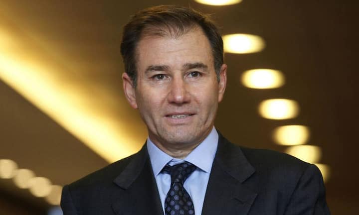 Ivan Glasenberg: CEO Glencore Xstrata Glencore hatte einen 41-Milliarden-Dollar-Schuldenberg angehäuft und verzeichnete 2015 einen Verlust von 8 Milliarden Dollar. Die Erholung verläuft schleppend. Anfang April konnte man 40 Prozent der Sparte Glencore Agricultural Products an einen kanadischen Pensionsfonds veräussern und den Schuldenberg um 2,5 Milliarden Dollar abbauen.