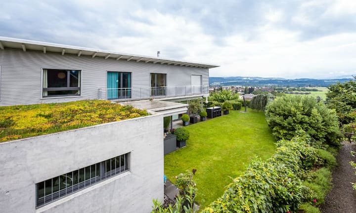 Die Villa bietet eine gute Aussichtslage mit Blick bis in die Glarner Alpen und den Alpstein.