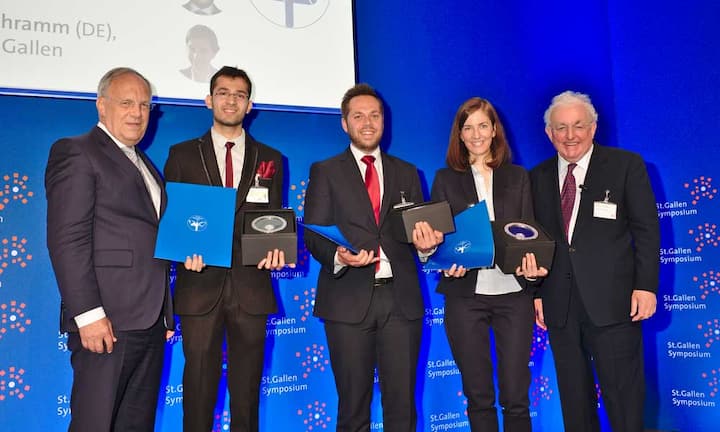 Die Preisträger der «St. Gallen Wings of Excellence» :
Bundesrat Johann-Niklaus Schneider-Ammann;
1.Rang: Laya Maheshwari, London School of Economics and Political Science;
2. Rang: Leon Schreiber, Freie Universität Berlin;
3. Rang: Katharina Schramm, Universität St. Gallen;
Lord Griffiths of Fforestfach, Vice Chairman, Goldman Sachs International