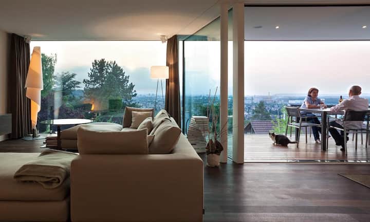 Ob draussen oder drinnen – auf allen Ebenen, in allen Räumen ist das Haus auf das grandiose Panorama konzentriert, das weit über Basel hinausreicht.