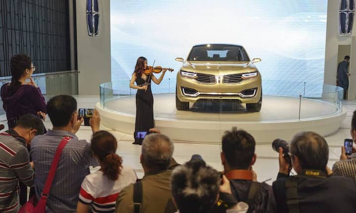 Das Publikum wird mit zahlreichen Shows bei Laune gehalten: So gibt es Violinkonzerte...