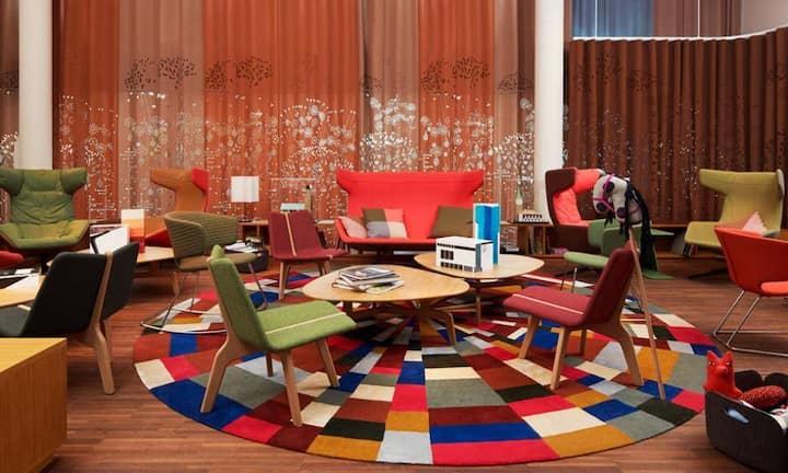 Auch in der Schweiz haben die Micro-Hotels Einzug gehalten: In Zürich steht das 25 Hours Hotel. Wichtig sind in diesen neuen Hotels die Gemeinschaftsräume: Schicke Lounges, Bars, Wlan-Ecken und gemütliche Sessel zum verweilen. Der Millenial ist lieber unter Menschen als alleine auf seinem Zimmer.25 Hours Hotel Company