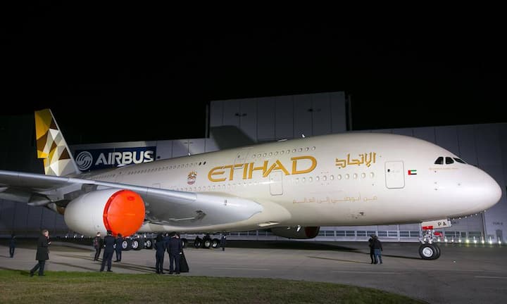 Platz 4: Etihad Airways Bei Etihad Airways dürfen die Economy-Passagiere auf einer Karte zwischen drei Hauptgerichten wählen. Dazu gibt es ein reichliches Angebot an alkoholischen Getränken.