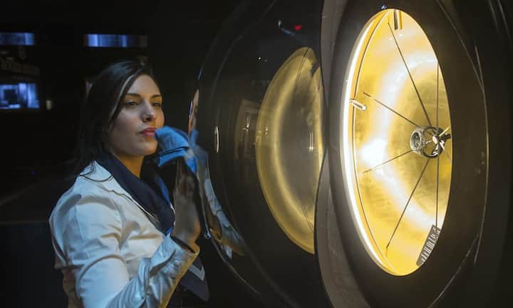 Bei Roger Dubuis wird darauf geachtet, dass sich keine Fingerabdrücke auf den Scheiben der Ausstellungsvitrinen befinden.