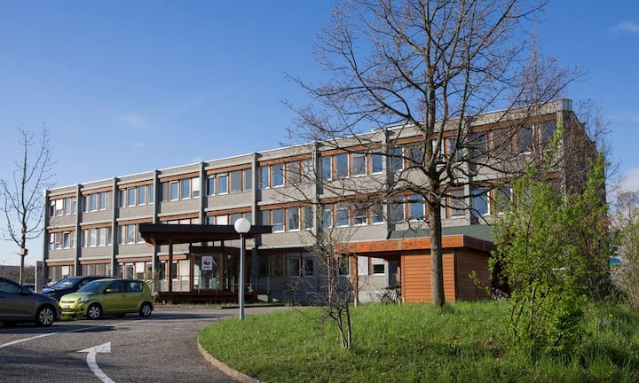 Platz 133: Gland VD (+11 Plätze) Elf Plätz nach oben ging es für Gland am Genfersee. Die Gemeinde im Kanton Waadt zählt knapp 13'000 Einwohner.
Keystone