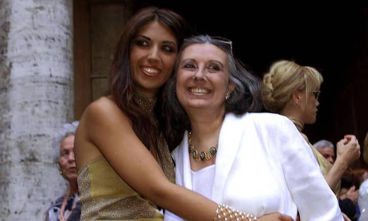 ... arbeitet seit dem Tod von Laura Biagiottis Ehemann Gianni Cigna 1996 in der Firma mit und stieg später zur Vize-Präsidentin auf.