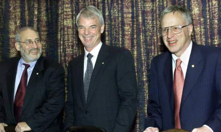 ... Michael Spence (Mitte) geehrt.