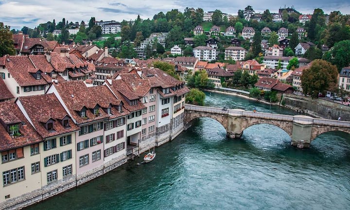 Platz 4: Bern Die Stadt an der Aare hat das Treppchen auch dieses Jahr nicht geschafft. Immerhin weist die Hauptstadt den besten Arbeitsmarkt der Schweiz vor, wobei dagegen vergleichsweise hohe Steuern anfallen (Rang 129).
Pixabay