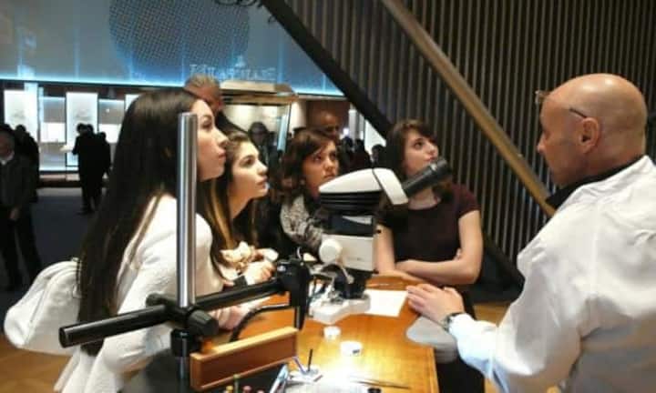 Dazu gehören auch die Uhrmacher selbst, die ihr Handwerk der Fachwelt präsentieren können, hier bei Blancpain.