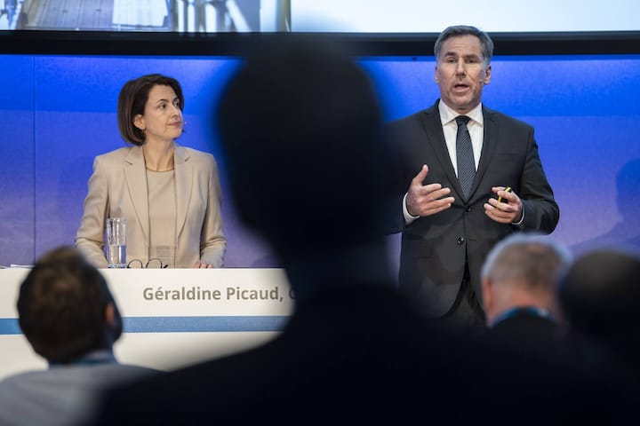 An der Jahrespressekonferenz ihres vorherigen Arbeitgebers Holcim, einmal 2020 mit CEO Jan Jenisch (im Bild), ...