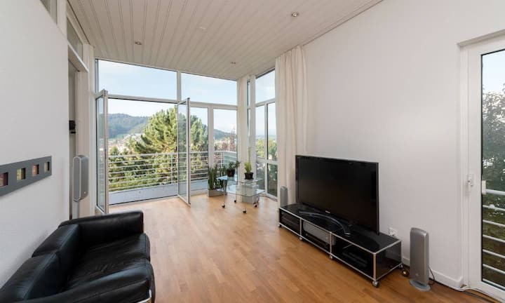 Bei klarer Sicht kann man bis ins Jura blicken. Die per Lift zugängliche, über 100 Quadratmeter grosse Tiefgarage bietet Platz für bis zu vier Autos.