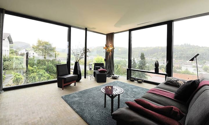 Im ersten Obergeschoss befindet sich der, dank bodentiefen Fenstern, sehr helle Wohnbereich.