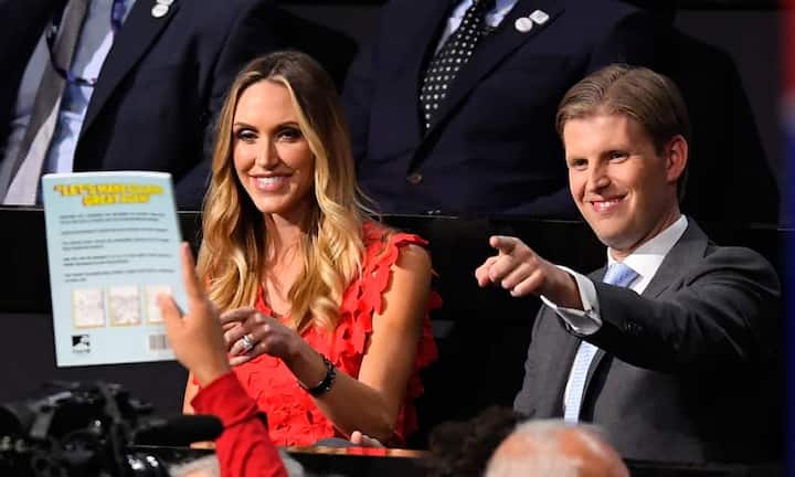 Eric Trump (im Bild mit seiner Ehefrau Lara) ist der jüngste Sohn aus erster Ehe. Seit dem Jahr 2006 arbeitet er im Familienunternehmen. Im Sommer 2015 haben die drei Geschwister de facto die Leitung der operativen Geschäfte übernommen, nachdem Donald Trump seine Kandidatur zur US-Präsidentschaftswahl 2016 angekündigt hatte. Zudem hat Eric Trump eine eigene Wohltätigkeitsorganisation gegründet.