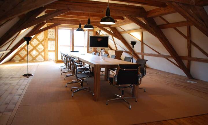 ...heute einen grosszügigen Konferenz- und Veranstaltungsraum im Dachstuhl.