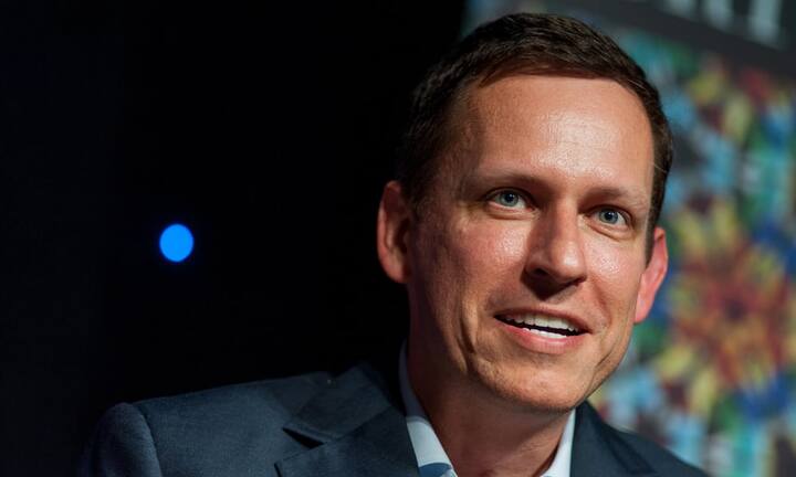 Der Tech-Investor und PayPal-Gründer Peter Thiel (geschätztes Vermögen 2,7 Milliarden Dollar) nahm bis 2003 immer wieder sehr erfolgreich an Schachturnieren teil und ist auch heute noch beinahe süchtig danach, sich online beim Schach mit anderen zu messen. «Ich spiele wahrscheinlich immer noch zu viel Schach im Internet», gestand er den Kollegen von «Tech Republic». «Schach ist so eine seltsame Kombination aus Kunst, Wissenschaft und Sport, die mich irgendwie süchtig macht.»
