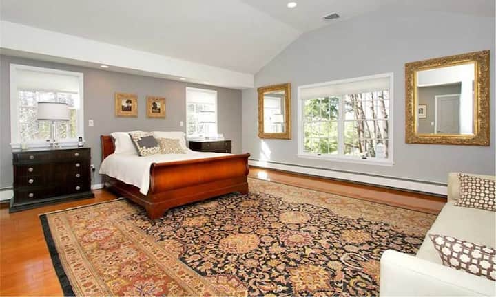 Das ist das grösste von den drei Schlafzimmern. Ob der Teppich dem Geschmack von Hillary Clinton entspricht, ist nicht bekannt.