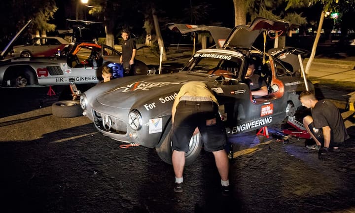 Das Profi-Serviceteam der bayerischen 300-SL-Edelmanufaktur HK-Engineering macht die beiden Flügeltürer fit für den nächsten Renntag.