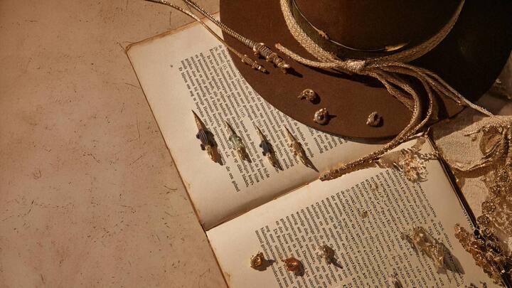 ... von Hand in Gold ­gefertigt und teilweise mit Diamanten und Edelsteinen besetzt.