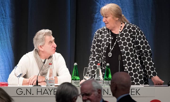 Aargau: Familie HayekEs war kein gutes Jahr für die Familie Hayek (im Bild Nick und Schwester Nayla), was die Finanzen angeht. Das Ziel, den Umsatz der Swatch Group erstmalig über 10 Milliarden Franken zu hieven, hat man weit verfehlt. Und der Börsenwert des Uhrenkonzerns hat gut ein Fünftel verloren. Mit 4 bis 4,5 Milliarden Franken Vermögen lässt sich ihr Konto dennoch gut sehen.