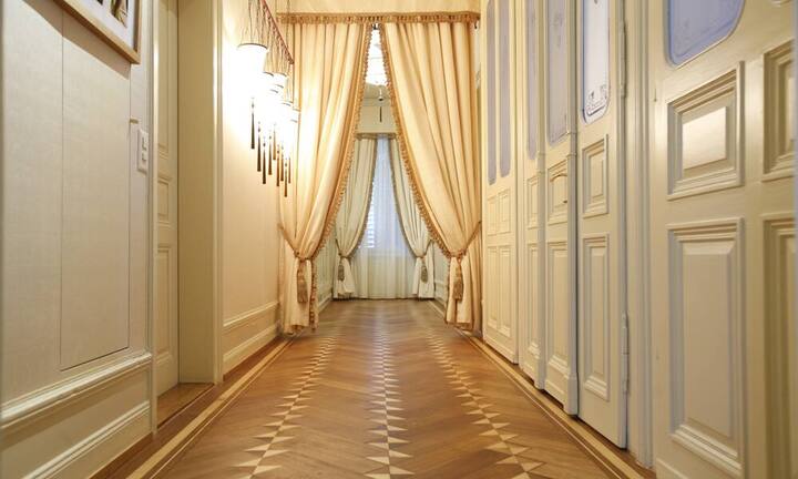 … speziell angefertigten Seidentapeten verschönert. In Kombination mit dem originalerhaltenen Parkettboden vermitteln die Räumlichkeiten ein einheitliches Stimmungsbild.