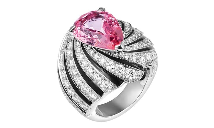 Platinring von Cartier: Mit über 10-karätigem Padparadscha-Saphir, mit schwarzem Lack und mit Brillanten.