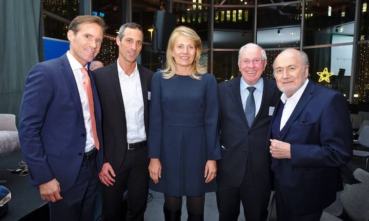 Gruppenbild mit Dame:
Peter Zehnder, Egon Zehnder;
Christoph Tonini, Tamedia;
Regula Curti;
Christoph Blocher;
Sepp Blatter (Bildbeschrieb v.l.n.r.)