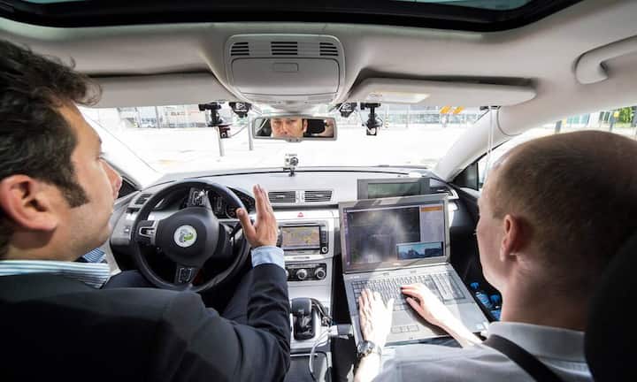 Rang 4: Swisscom (5,1 Milliarden Franken)Wie man ein Zukunftsthema erfolgreich besetzt, auch wenn man selber technologisch kaum etwas vorzuweisen hat, zeigte die Swisscom 2015 bei den selbstfahrenden Autos. Weiter ist man beim Cloud Computing, wo sich der staatliche Telekomanbieter als Schweizer Alternative zu Microsoft und Co. positioniert. Das Trendthema Co-Creation – Entwicklung zusammen mit dem Kunden – adressiert Swisscom mit der Plattform Nova.