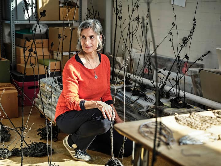 Die KÃ¼nstlerin Ursula Palla in ihrem Atelier in ZÃ¼rich Altstetten, um sie herum Bronze-Pflanzen aus der Videoinstallation "Empty Garden"