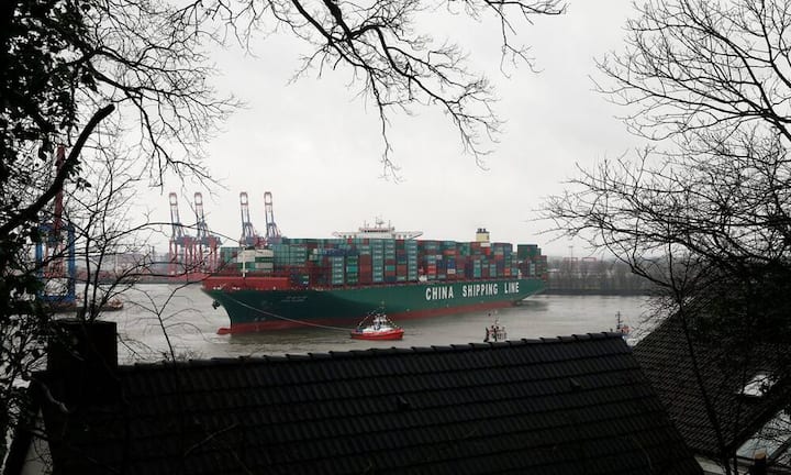 Die «CSCL Globe» ist das erste von fünf Schwesterschiffen, die von der Reederei China Shipping im Verkehr zwischen Asien und Europa eingesetzt werden. Die neuen Schiffe senken den Treibstoffverbrauch um 20 Prozent. Unterdessen sind bereits noch grössere Schiffe in Planung. Bilder: Keystone