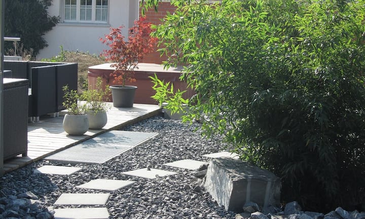 … gelangt man zum Aussenwhirlpool.