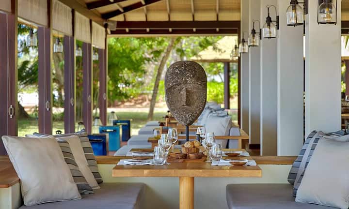 Die private Tropeninsel versetzt stille Landschaftsanbeter in einen Schwebezustand, der dem schwer fassbaren sechsten Sinn alle Ehre macht. Zugleich befriedigt die Anlage reisende Selbstdarsteller, die ihre Destinationen daran ausrichten, wie gut sich diese in den sozialen Netzwerken teilen lassen und ob sie ihr Online-Image verbessern. So oder so: «Hier sagt man 247-mal Wow!», bringt ein befragter Reiseexperte das Seychellen-Inselerlebnis auf den Punkt.