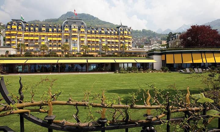 Rang 4: Fairmont Le Montreux Palace, Montreux. Die Erneuerungen der letzten Jahre – zuletzt das Montreux Jazz Café – zeugen von erstaunlicher Vitalität. Die Panoramalage an der Seepromenade und das hochgradig gastbewusste Hotelteam sorgen dafür, dass man mit sich und der Welt zufrieden ist. (Vorjahr: Platz 3).