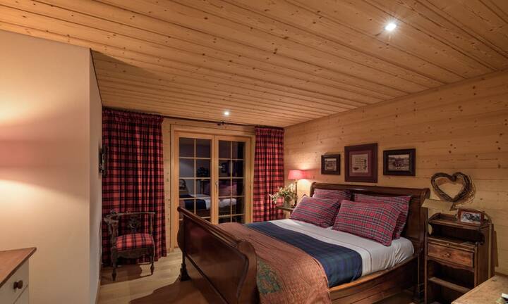 Insgesamt fünf heimelige Schlafzimmer hat das Chalet.