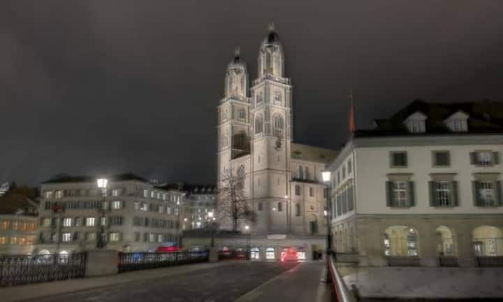 ... wie diese Aufnahme vom Grossmünster in Zürich zeigt. Das Foto ist im Nachtmodus erstellt, die Kamera lag dabei auf einer festen Unterlage. Die Helligkeit des Bildes ist beeindruckend, doch Verwackler sind schwer zu vermeiden.